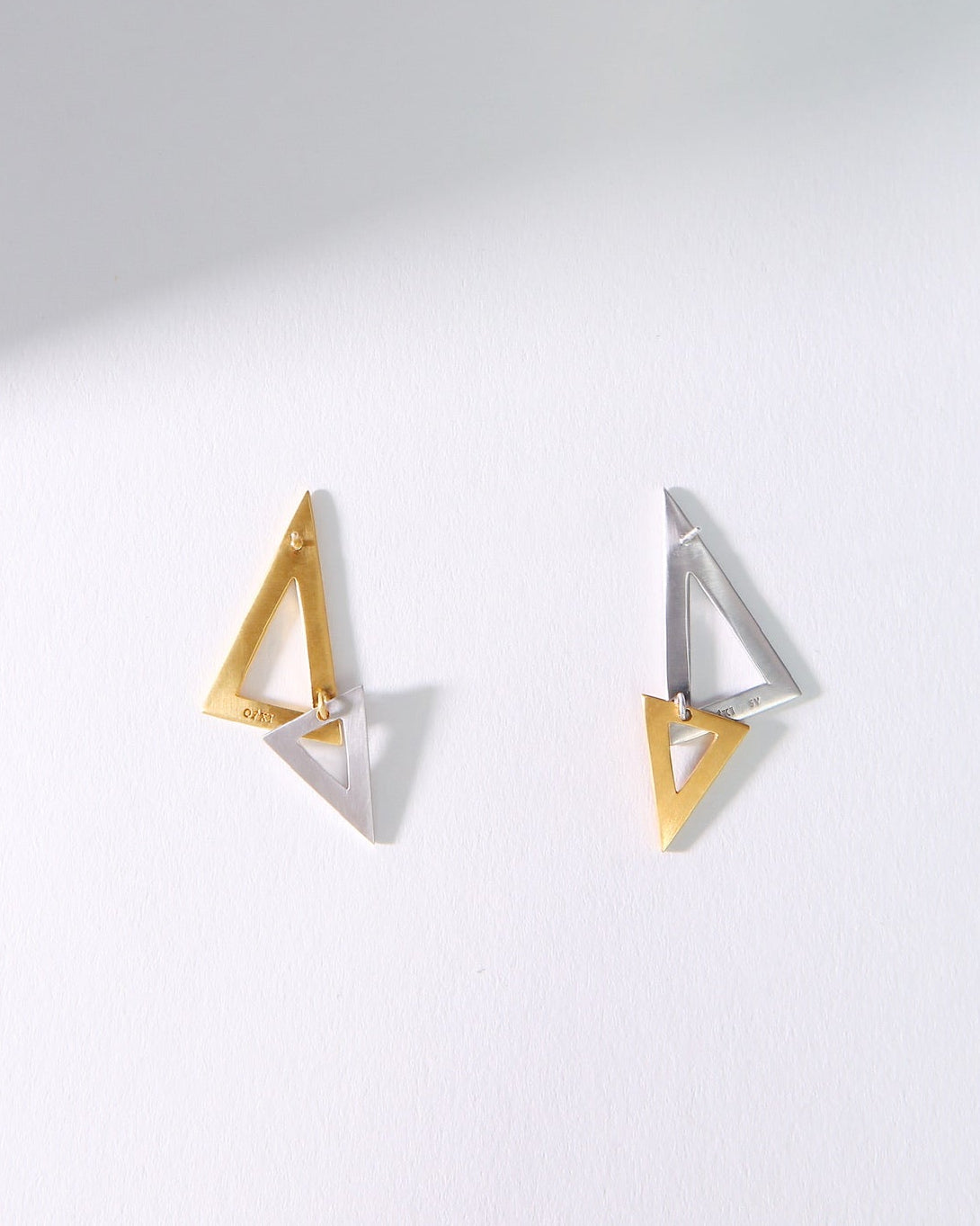 TRIANGLE LINK PIERCED EARRINGS