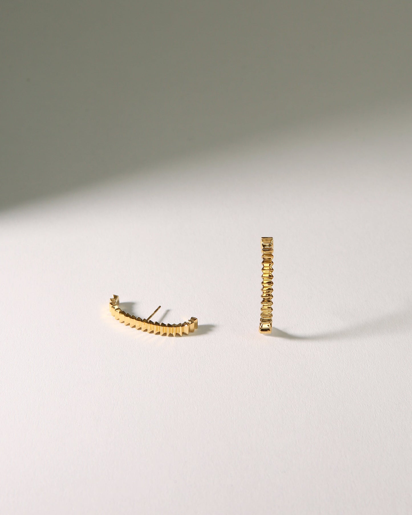 EDGE LINE PIERCED EARRINGS［GOLD］