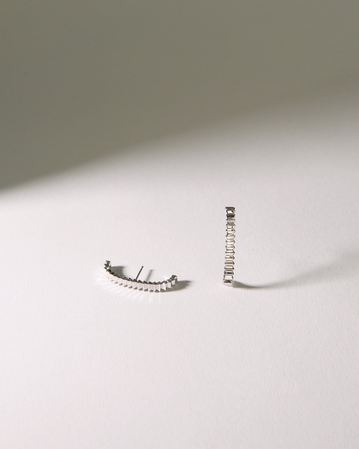 EDGE LINE PIERCED EARRINGS［SILVER］