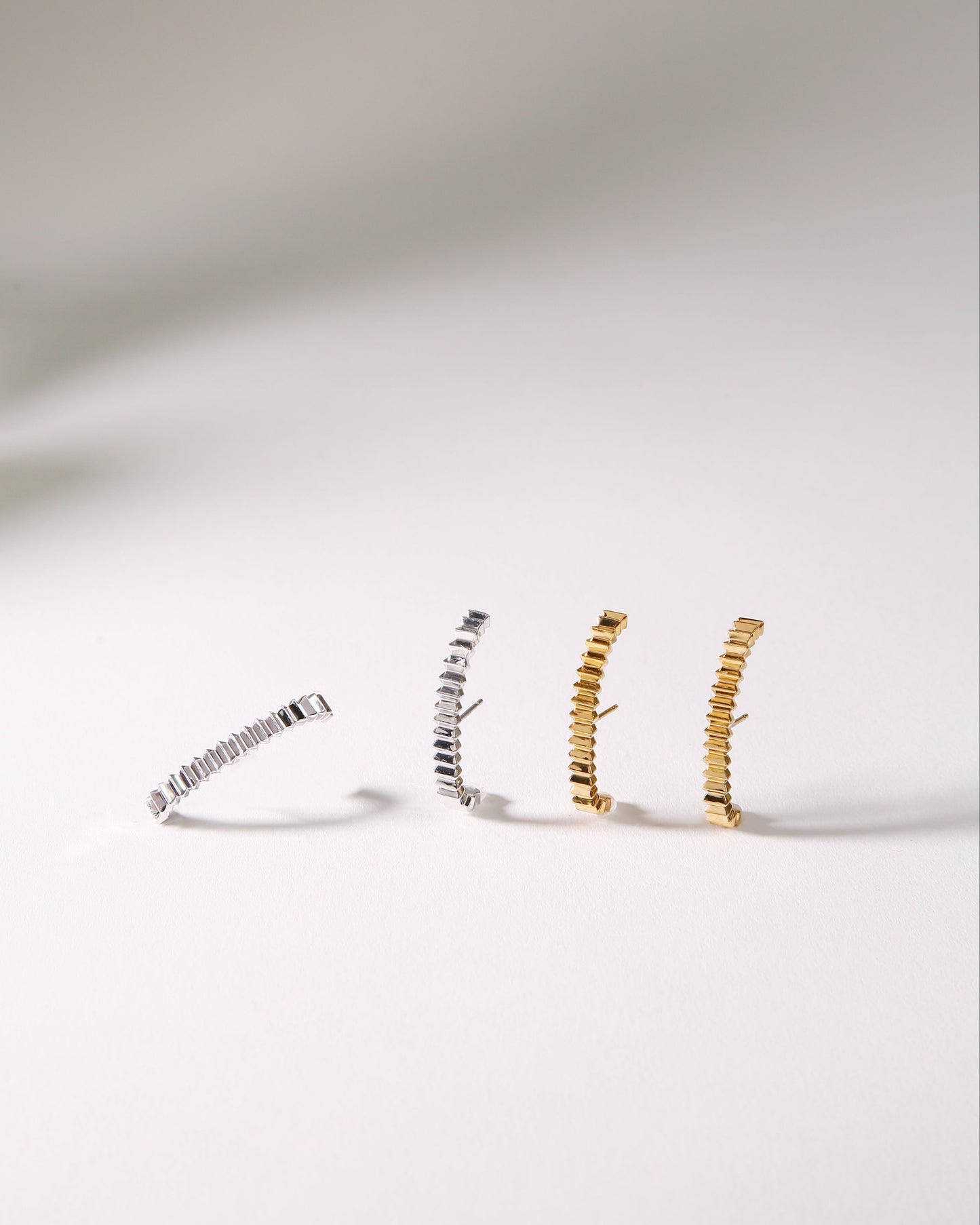 EDGE LINE PIERCED EARRINGS［GOLD］