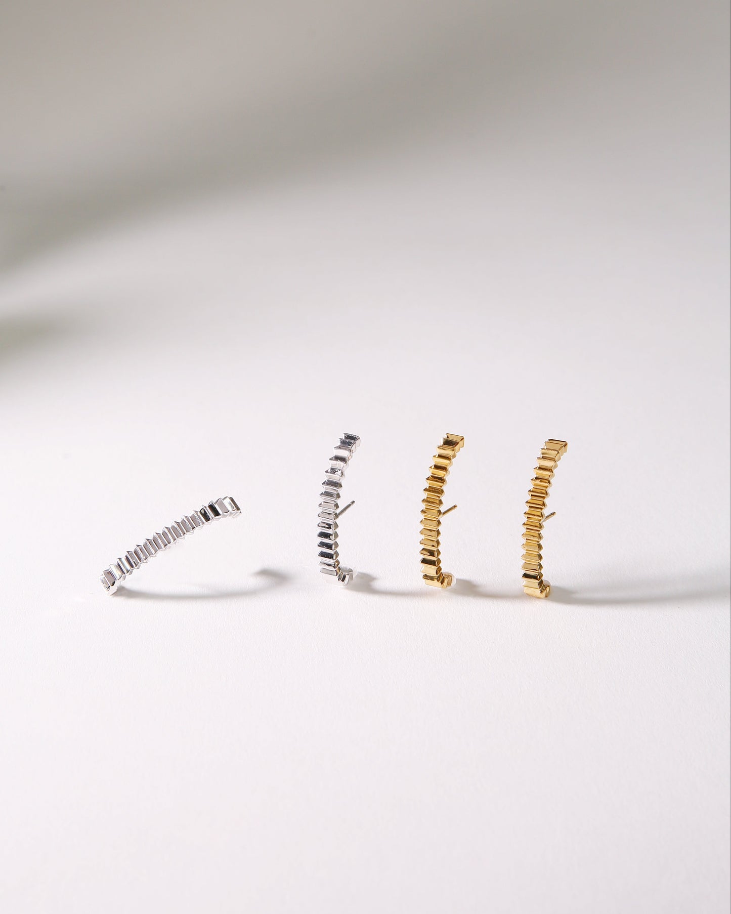 EDGE LINE PIERCED EARRINGS［SILVER］