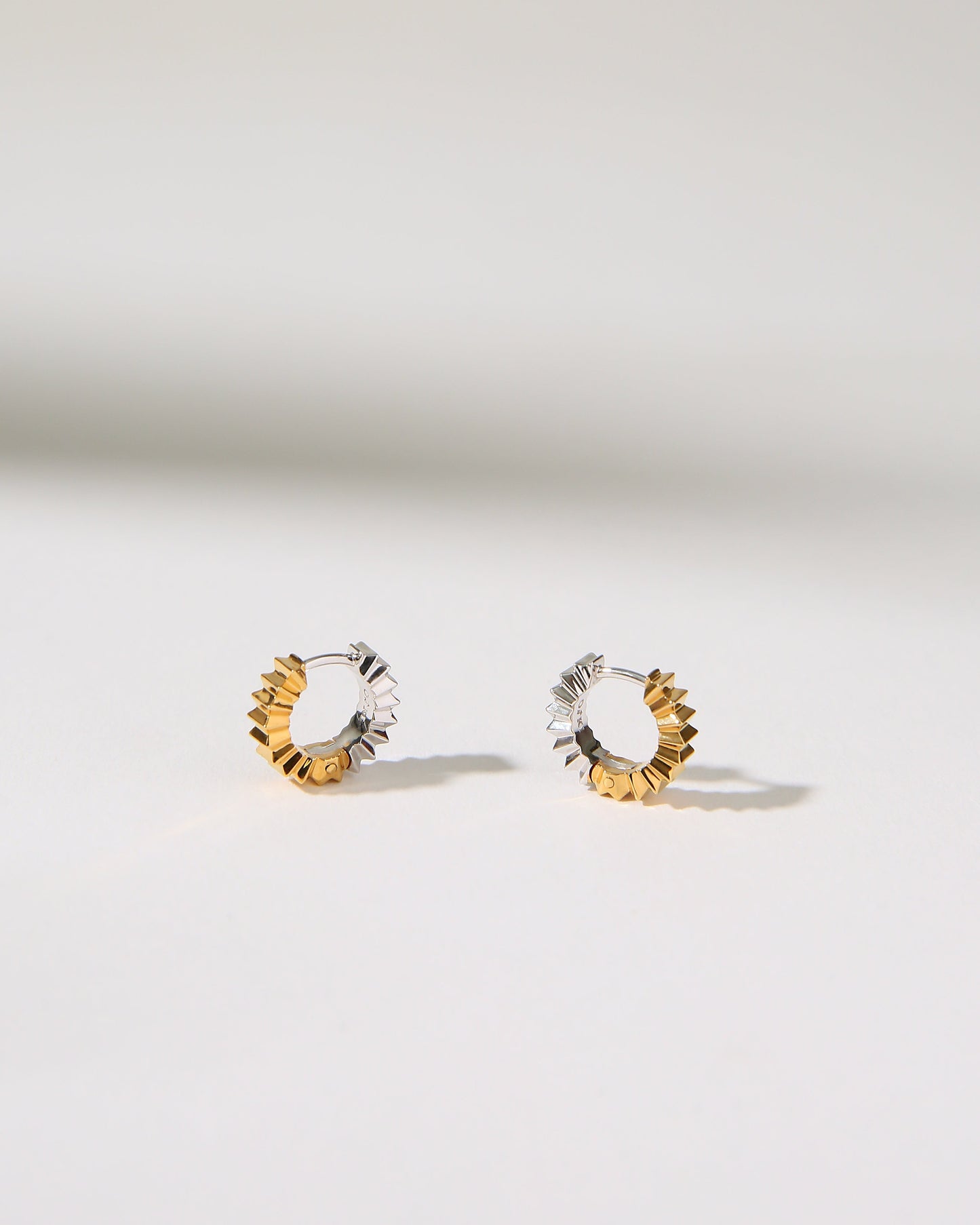 EDGE HOOP PIERCED EARRINGS