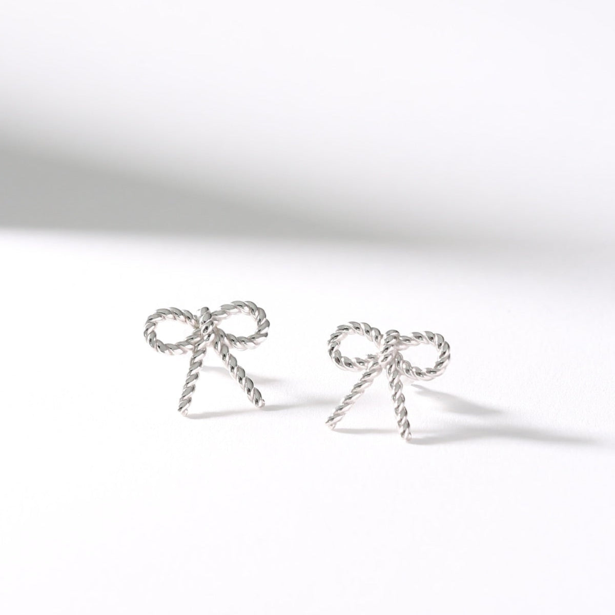 BOW PIERCED EARRINGS [SILVER]