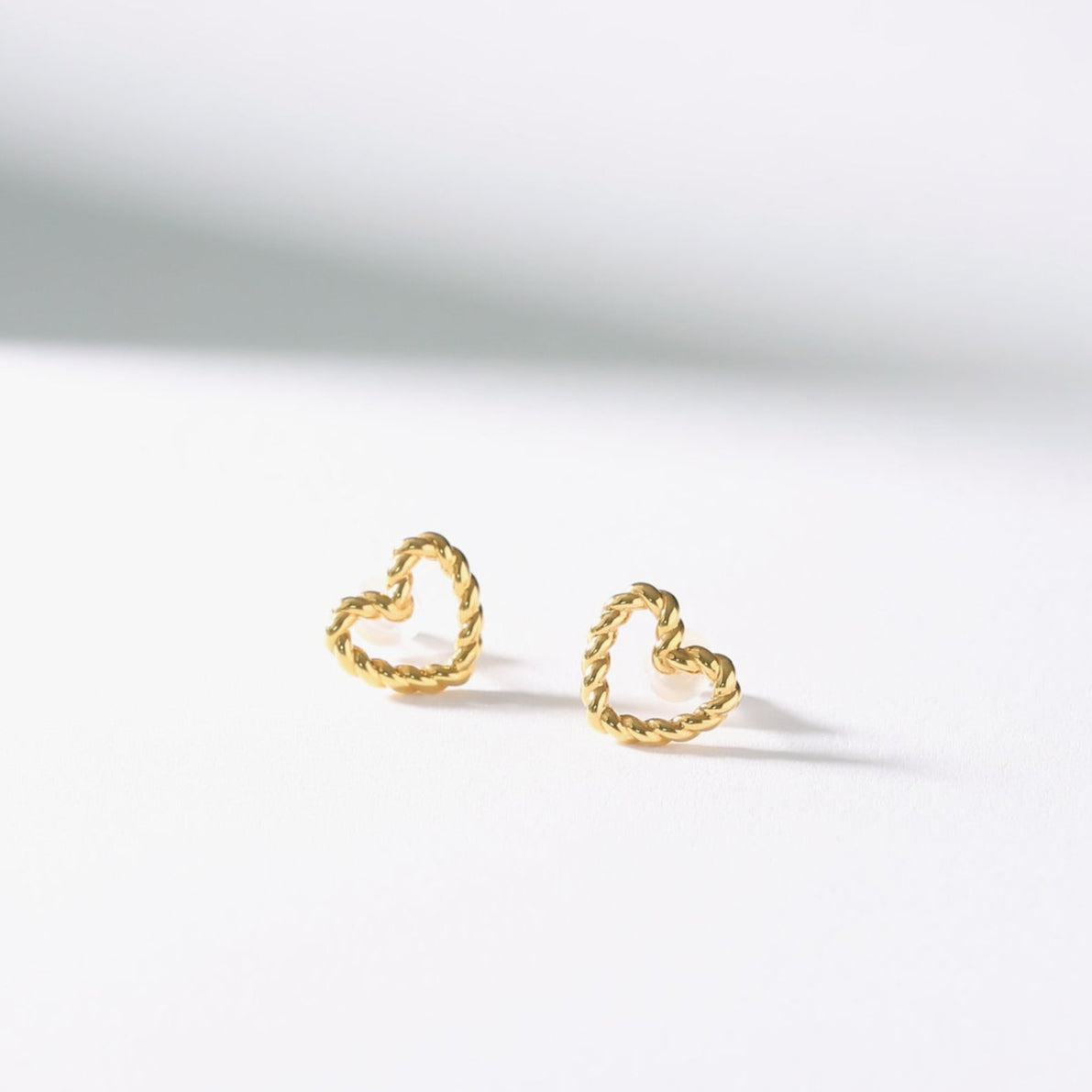 HEART PIERCED EARRINGS [GOLD]