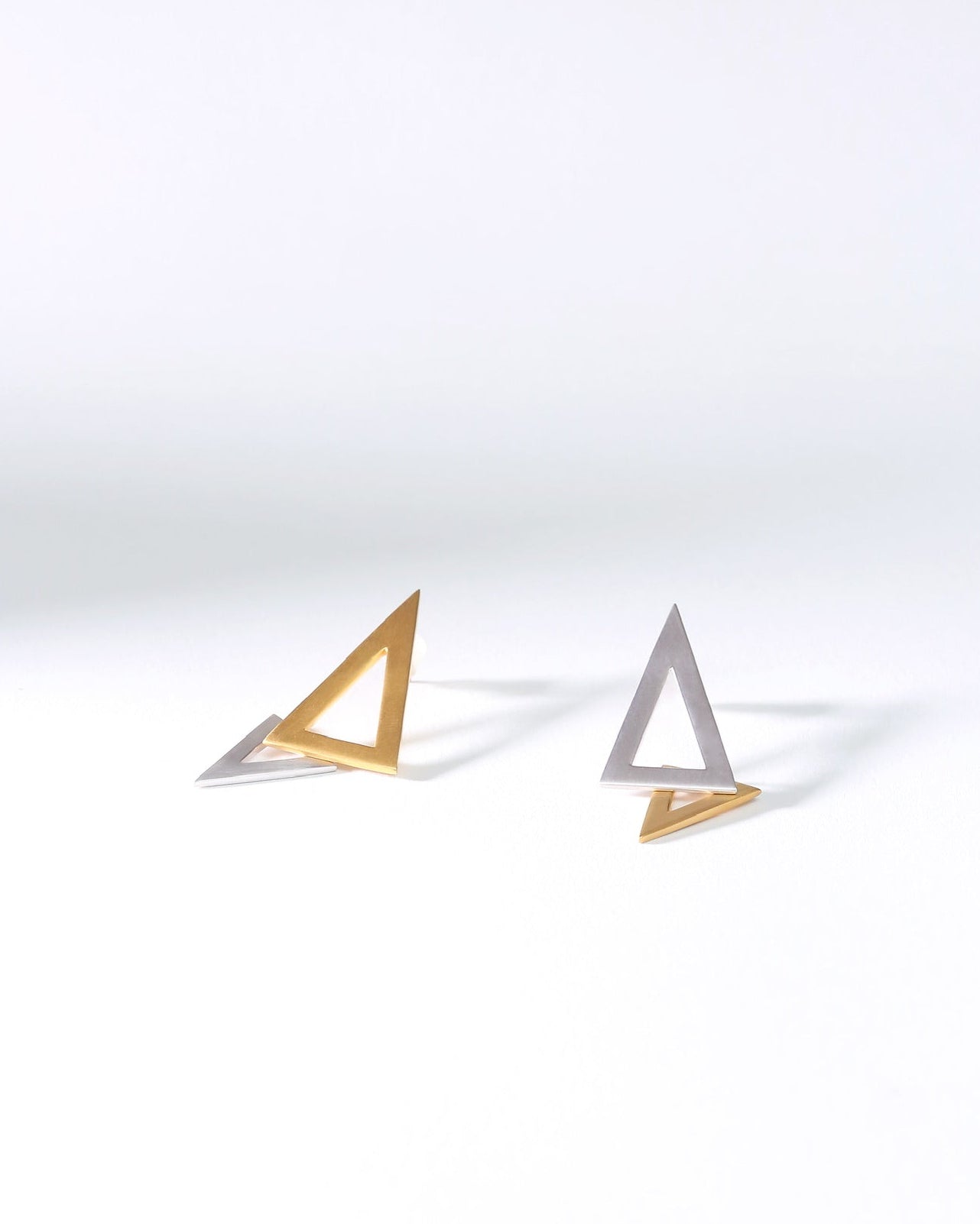 TRIANGLE LINK PIERCED EARRINGS